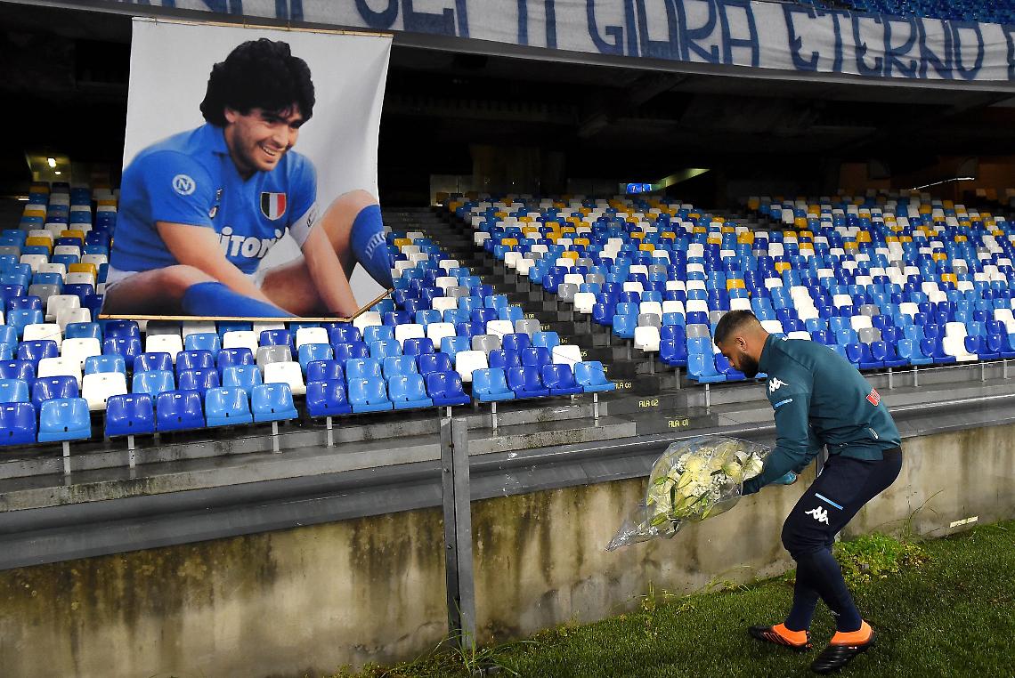 Maradona, fiori sotto la curva e applauso dei giocatori al 10° minuto