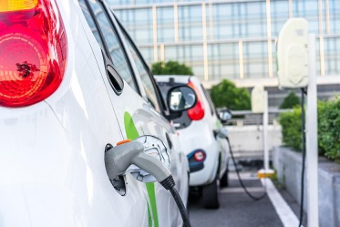 Auto, in Campania solo lo 0,4% è elettrico o ibrido