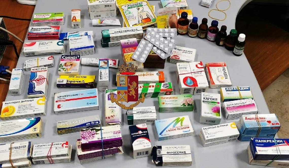 Borsone pieno di farmaci abbandonato in strada