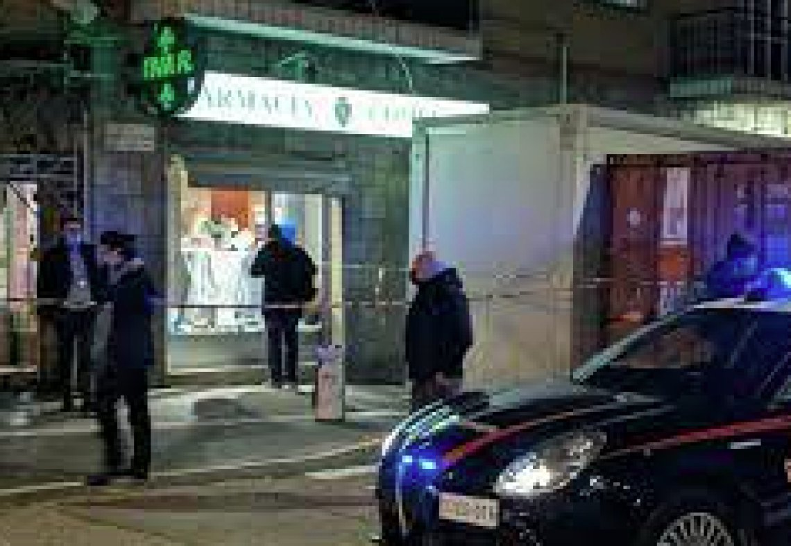 Torino, carabiniere tenta di impedire rapina e viene accoltellato