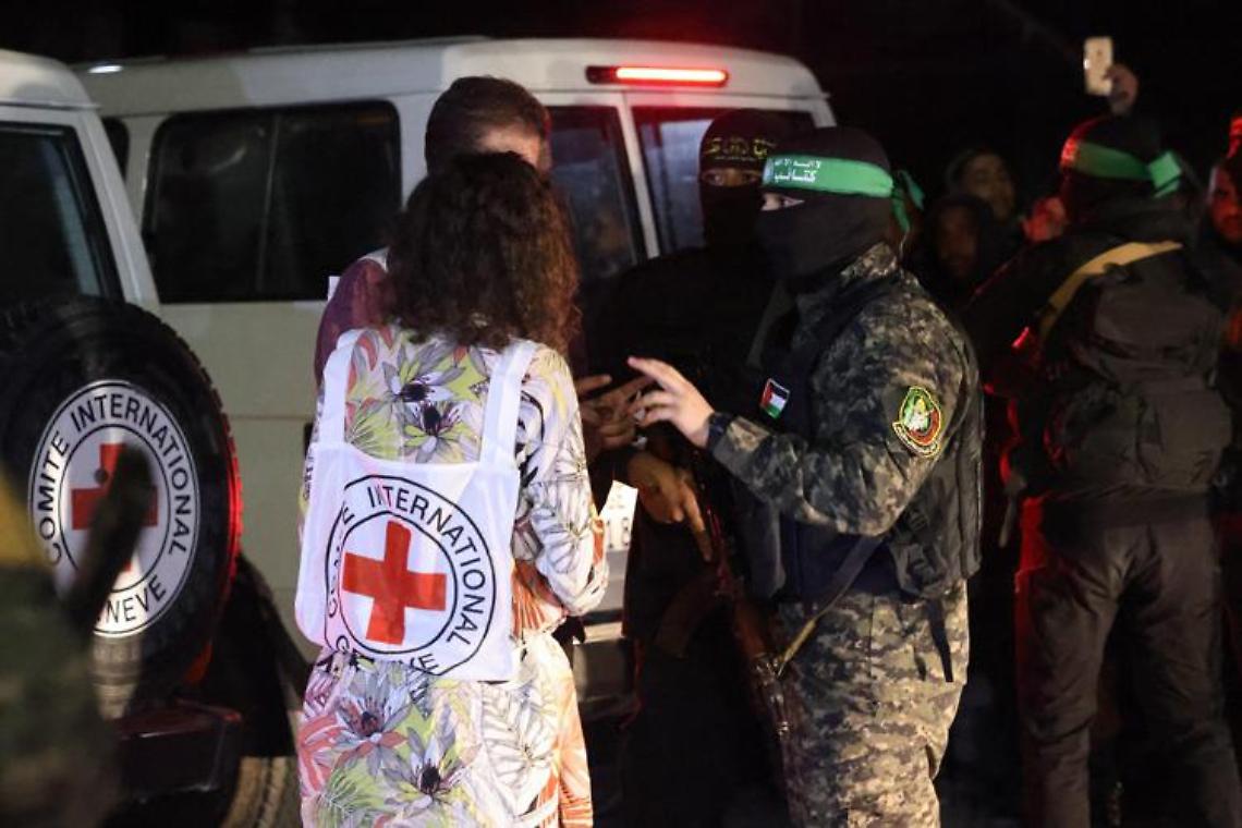 Israele-Hamas, altri 10 ostaggi consegnati alla Croce Rossa