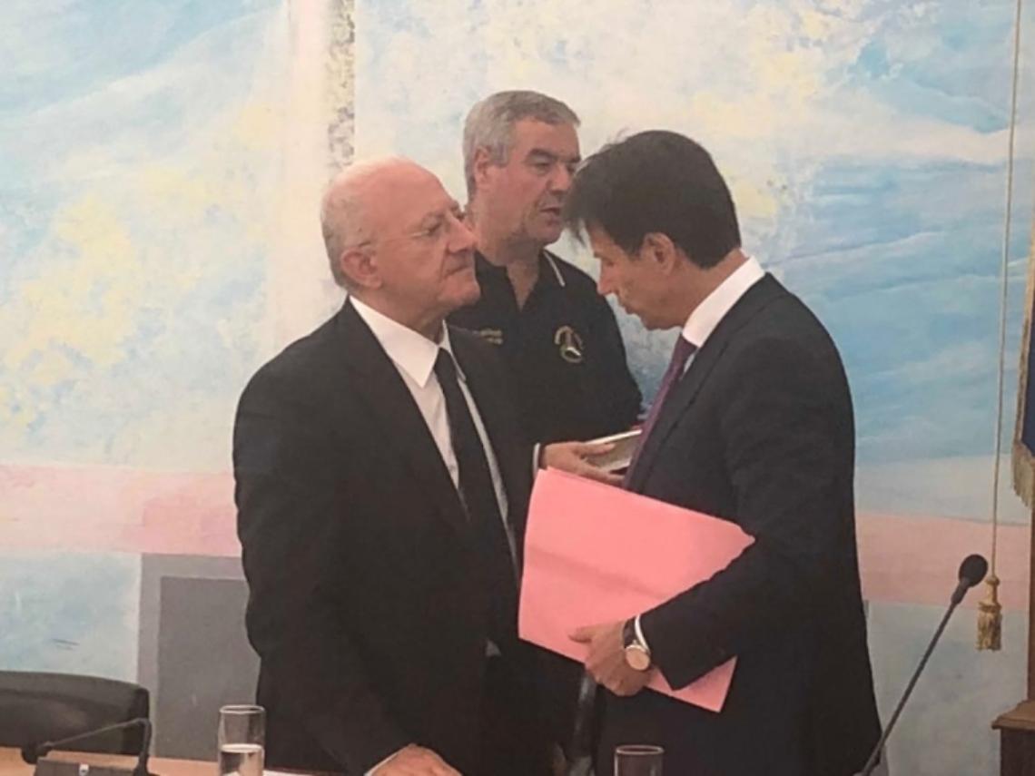 Lo “sceriffo” De Luca, il “serafico” Conte e il povero “pappafico”