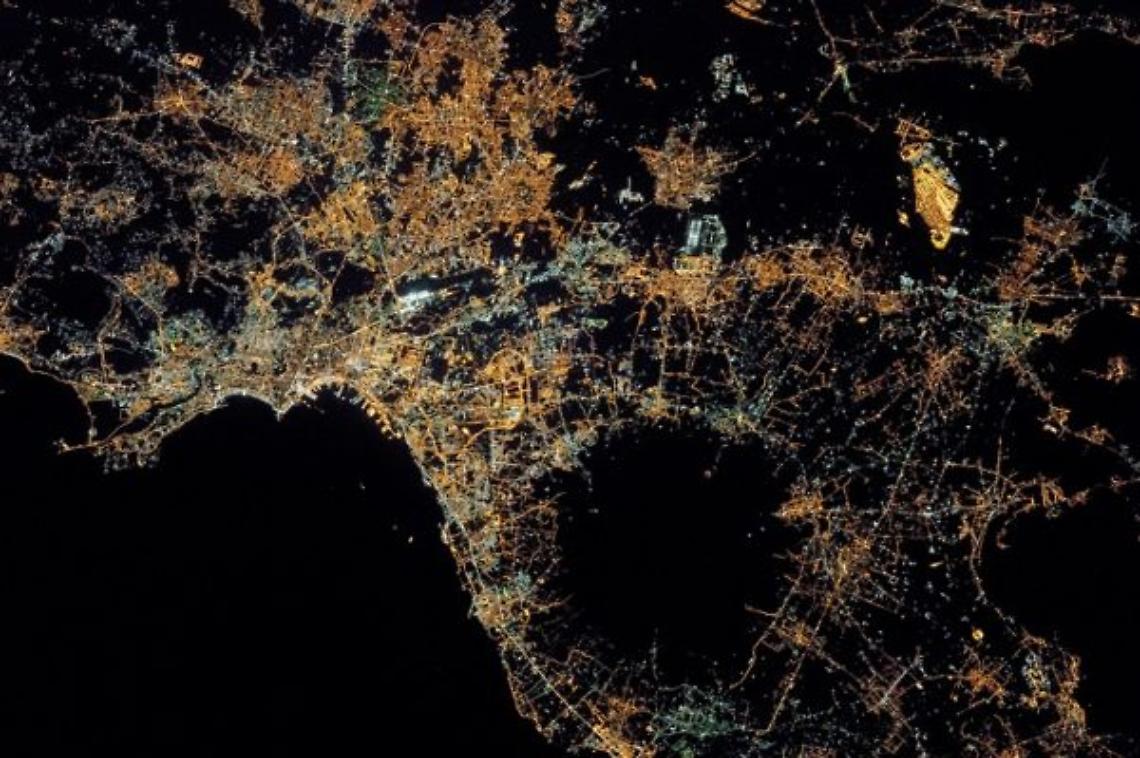 Una tempesta di luce: ecco Napoli vista dalla Nasa