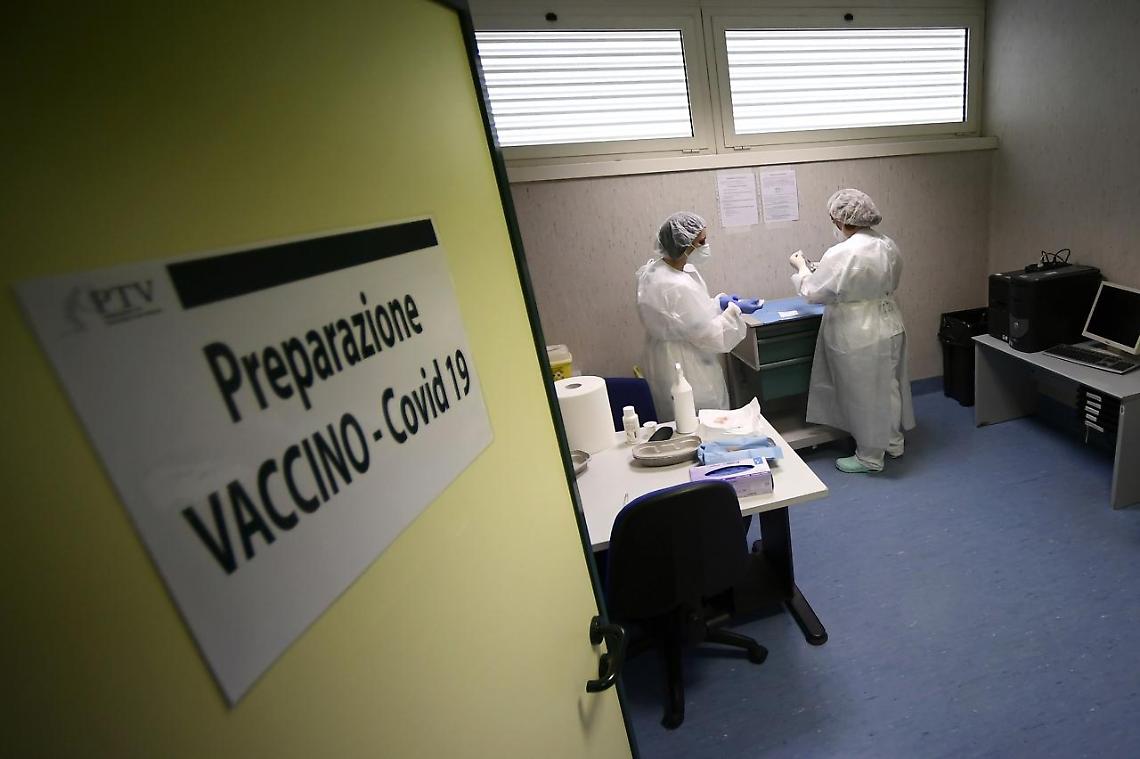 Vaccino Pfizer in Italia, slitta arrivo: dosi da domani