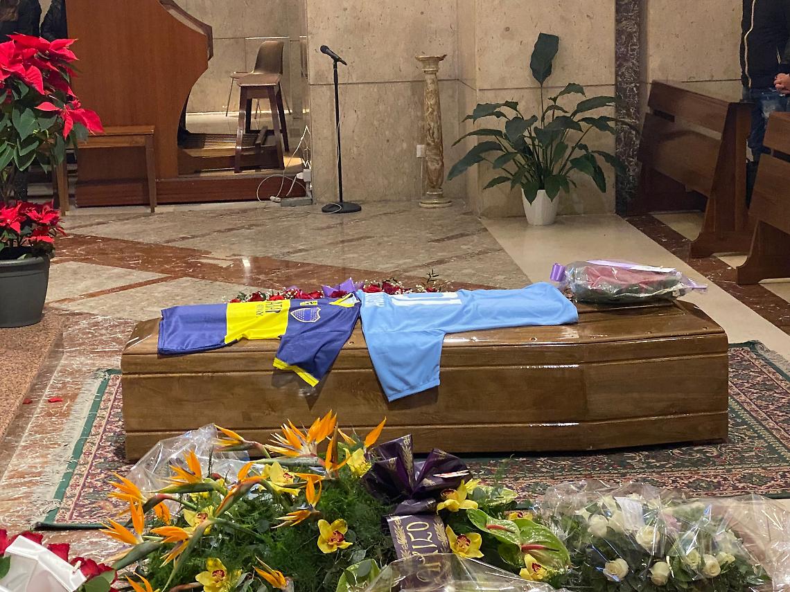 A Fuorigrotta l'addio a Hugo Maradona. Minuto di silenzio in consiglio comunale