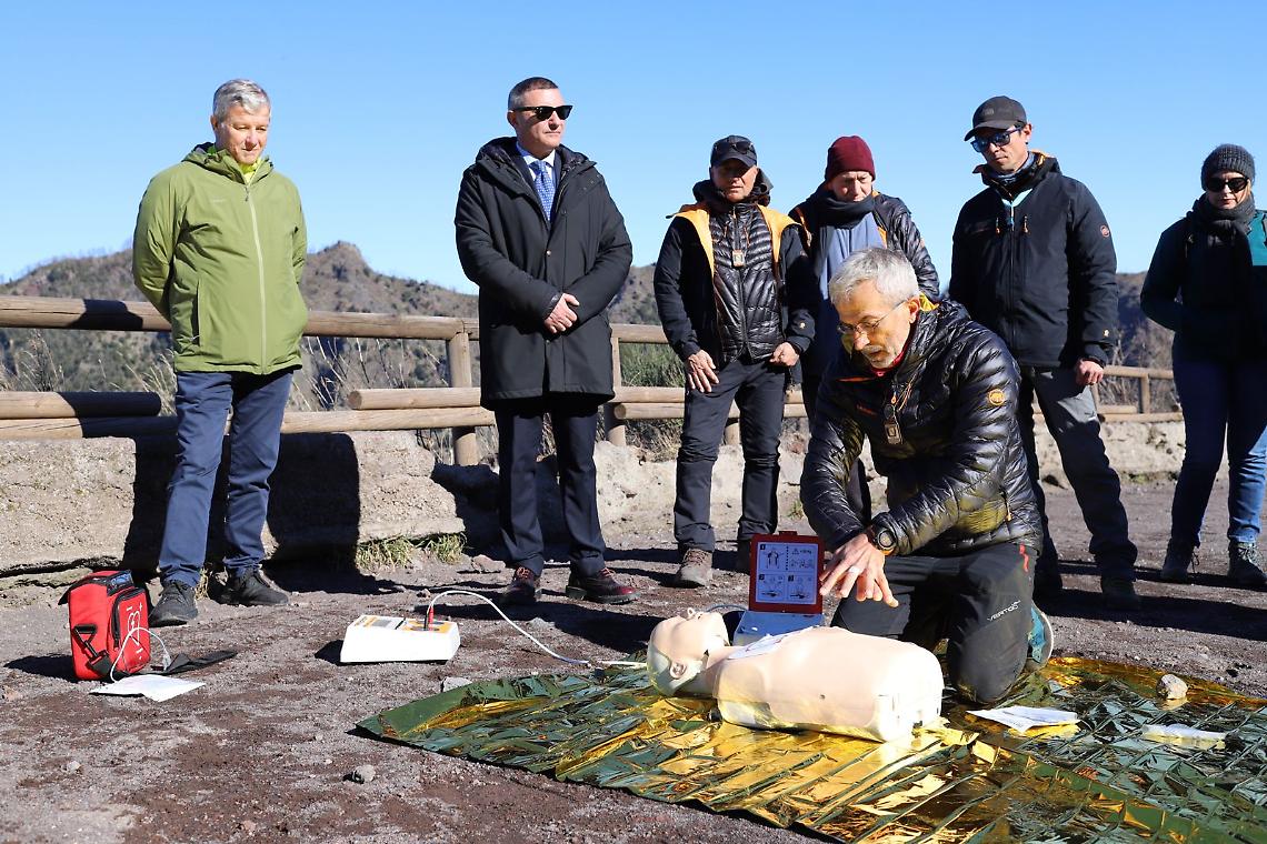 Vesuvio: consegnati 5 nuovi defibrillatori su sentiero del Cratere