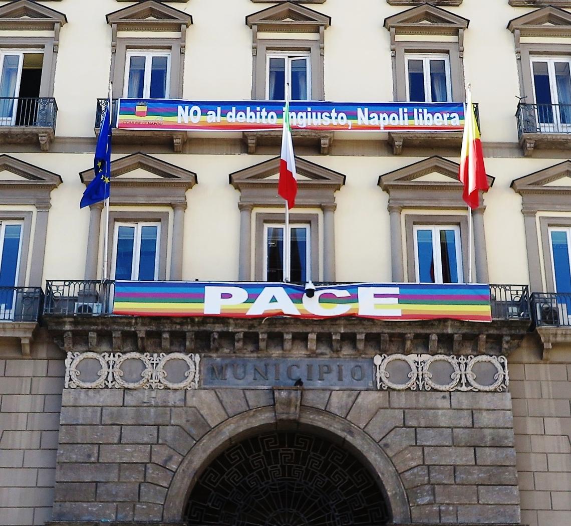 De Magistris: «Debiti, è usura di Stato». Striscione a Palazzo San Giacomo