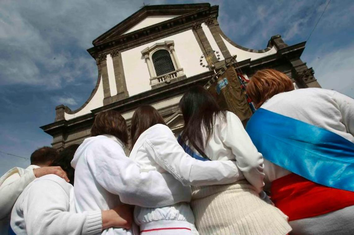 Papa Francesco, un minuto di silenzio al pellegrinaggio di Madonna dell'Arco