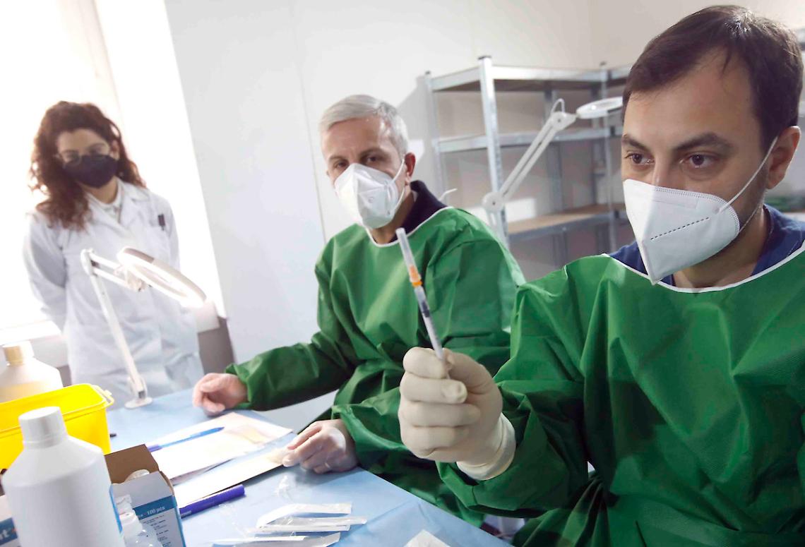 Nuovo centro vaccinale nell'hangar a Capodichino