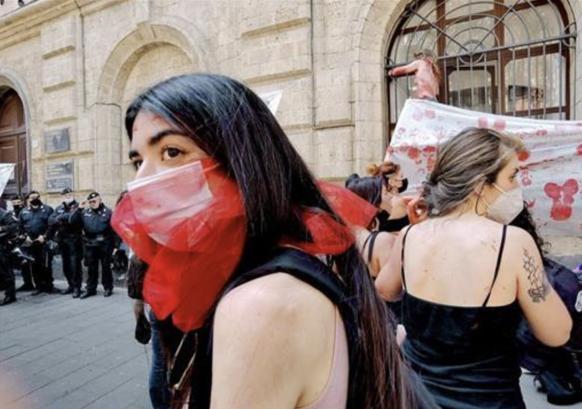 Sgombero Belle Arti a Napoli, protesta a seno nudo