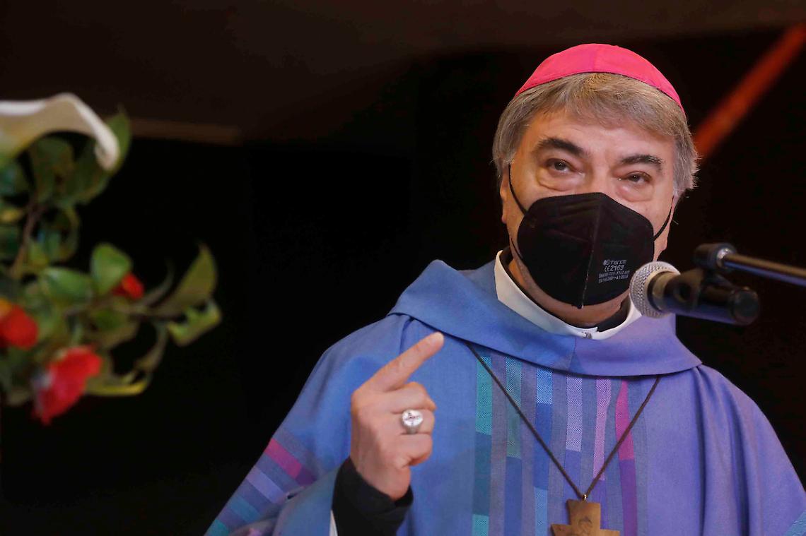 Pasqua, per “don Mimmo" Messa al Monaldi e Via Crucis in Duomo