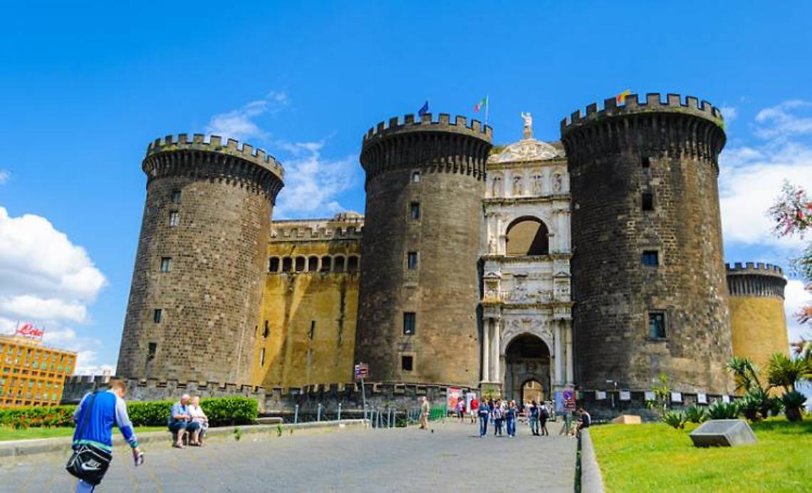 Si stacca pietra dalla facciata, Maschio Angioino chiuso