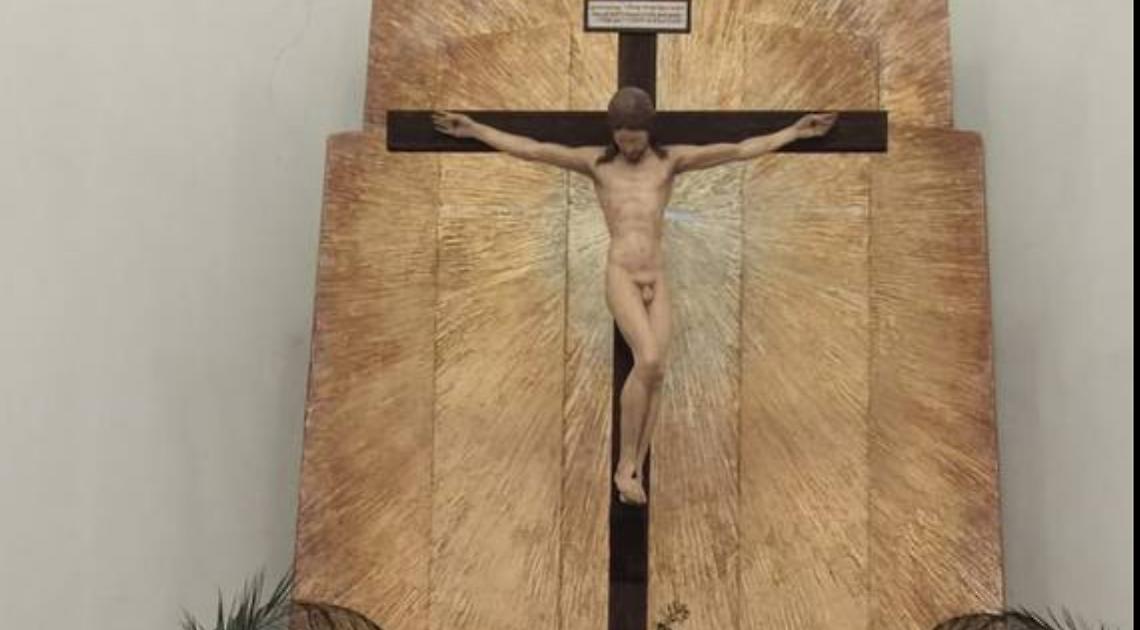 Gesù esposto nudo sulla croce a Casalnuovo. È polemica