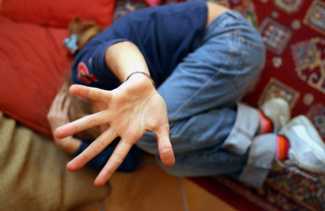 Sorelline di tre anni e sei mesi picchiate, arrestati i genitori: la più violenta era la madre
