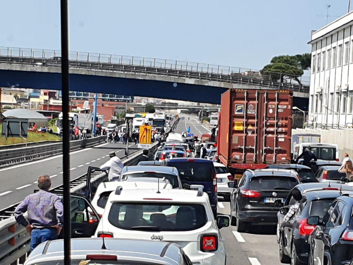 Whirlpool, operai bloccano l'autostrada: traffico in tilt sull'A1