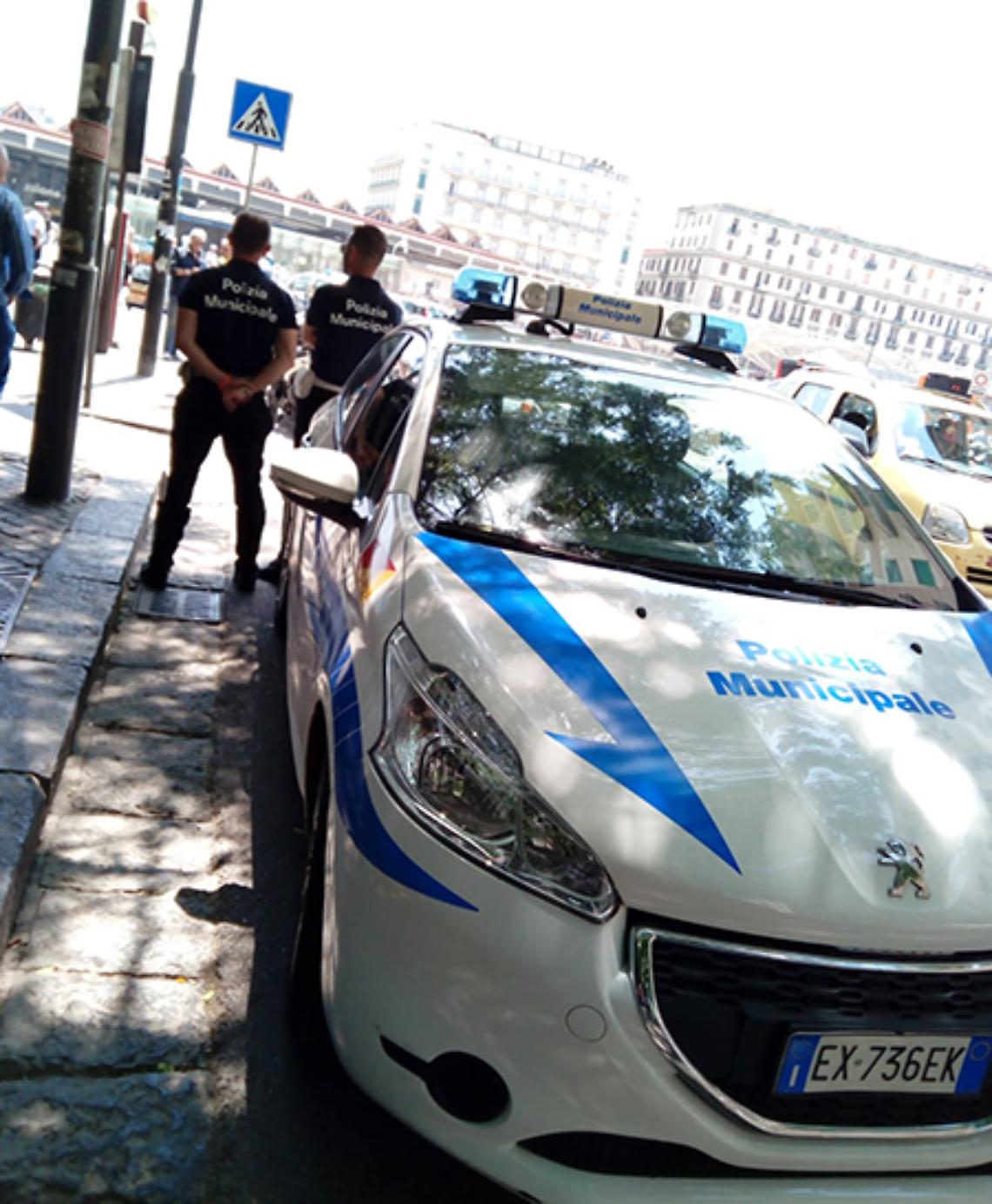 Rapinatore inseguito e arrestato dagli agenti della polizia locale