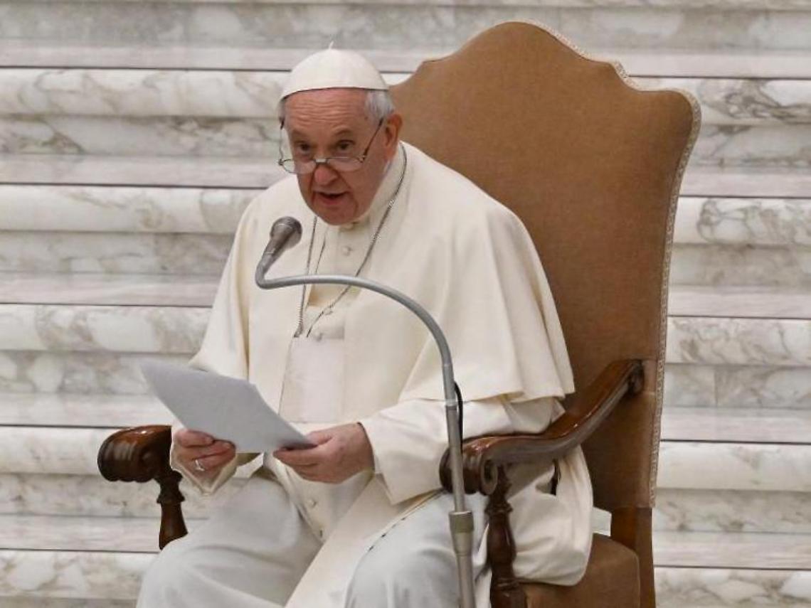 Papa: «Il medico mi ha detto di non camminare»