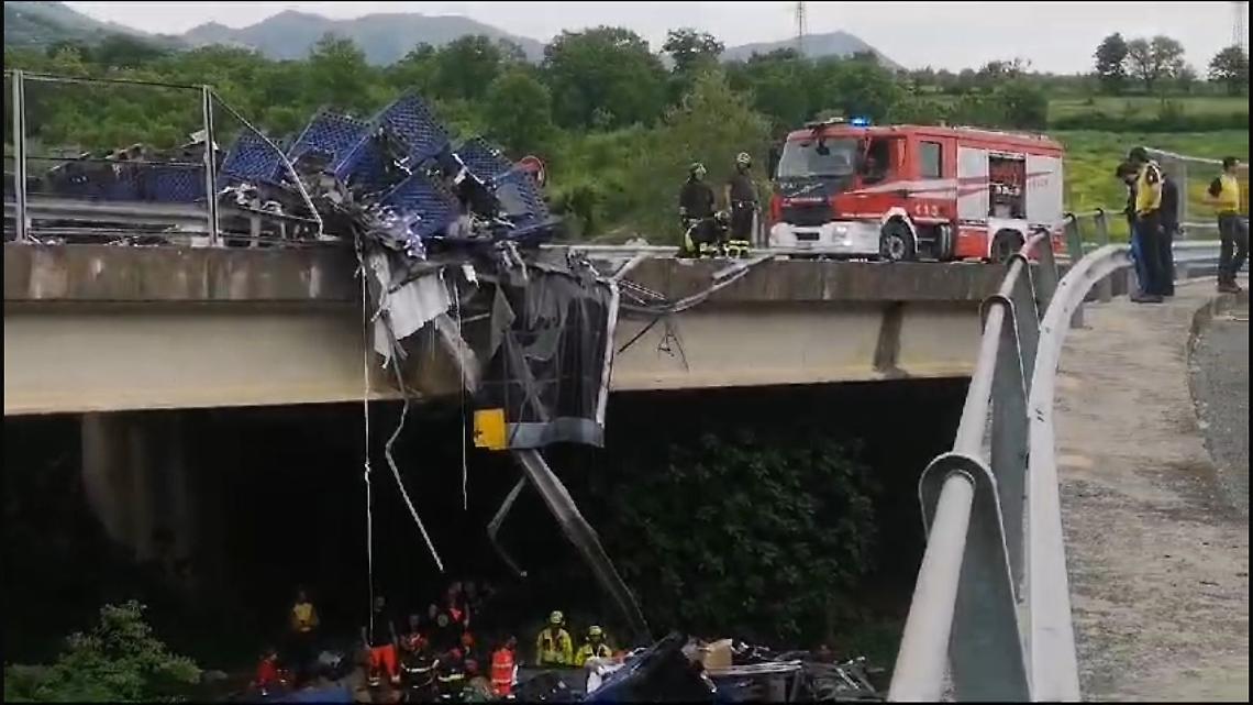 Incidente nell’Avellinese, tir precipita dal cavalcavia