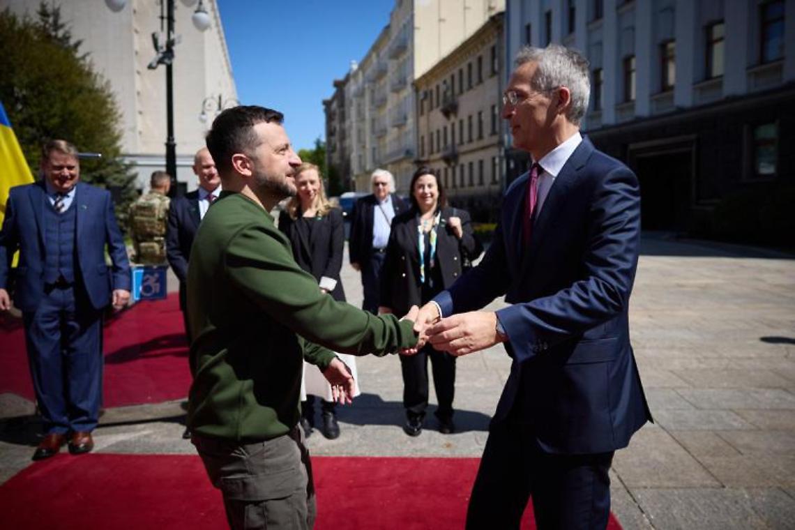 «Ucraina entrerà nella Nato», la promessa di Stoltenberg a Zelensky