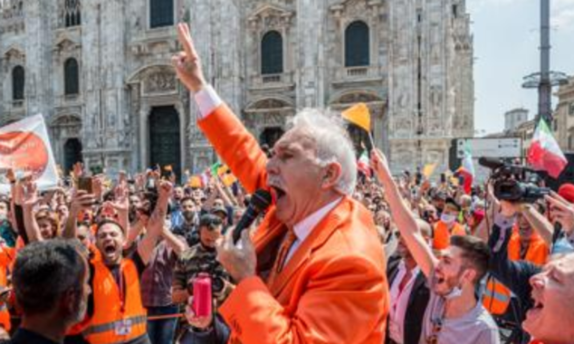 Pappalardo e i gilet arancioni, in piazza a Milano senza mascherine