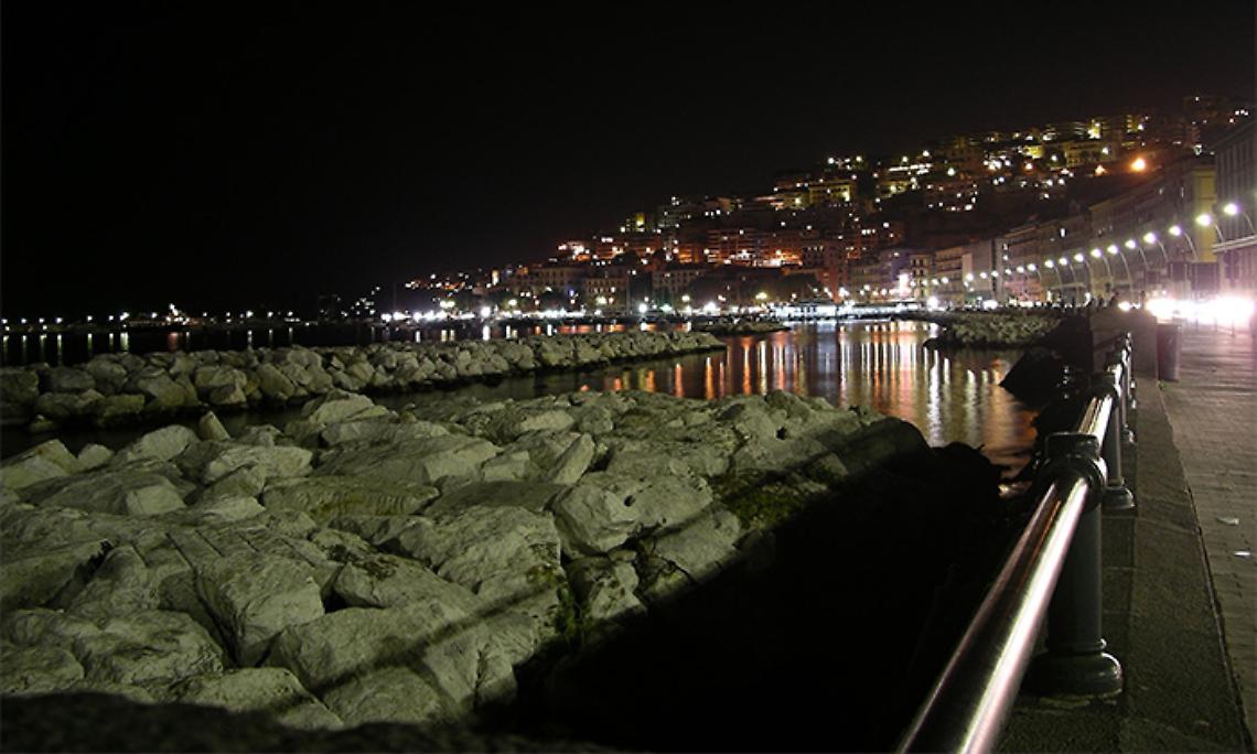 Tre ragazzi accoltellati sul Lungomare, fermato l'aggressore: è minorenne
