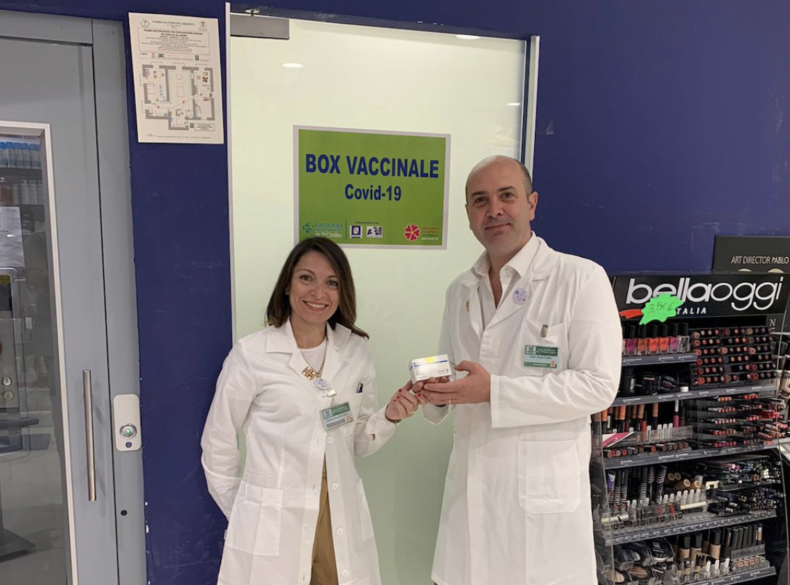 Vaccini, primo giorno in farmacia a Napoli e provincia
