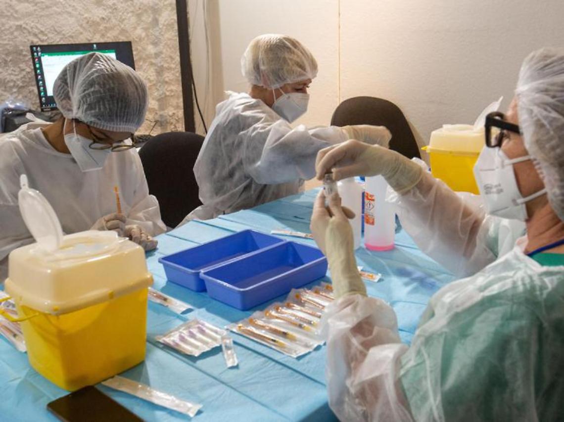 Covid, variante indiana: "Per fermarla una dose di vaccino non basta"