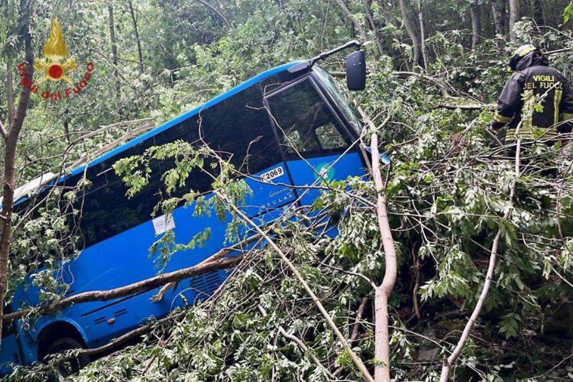Bus pieno di studenti finisce nella scarpata: 3 feriti, poteva essereuna strage