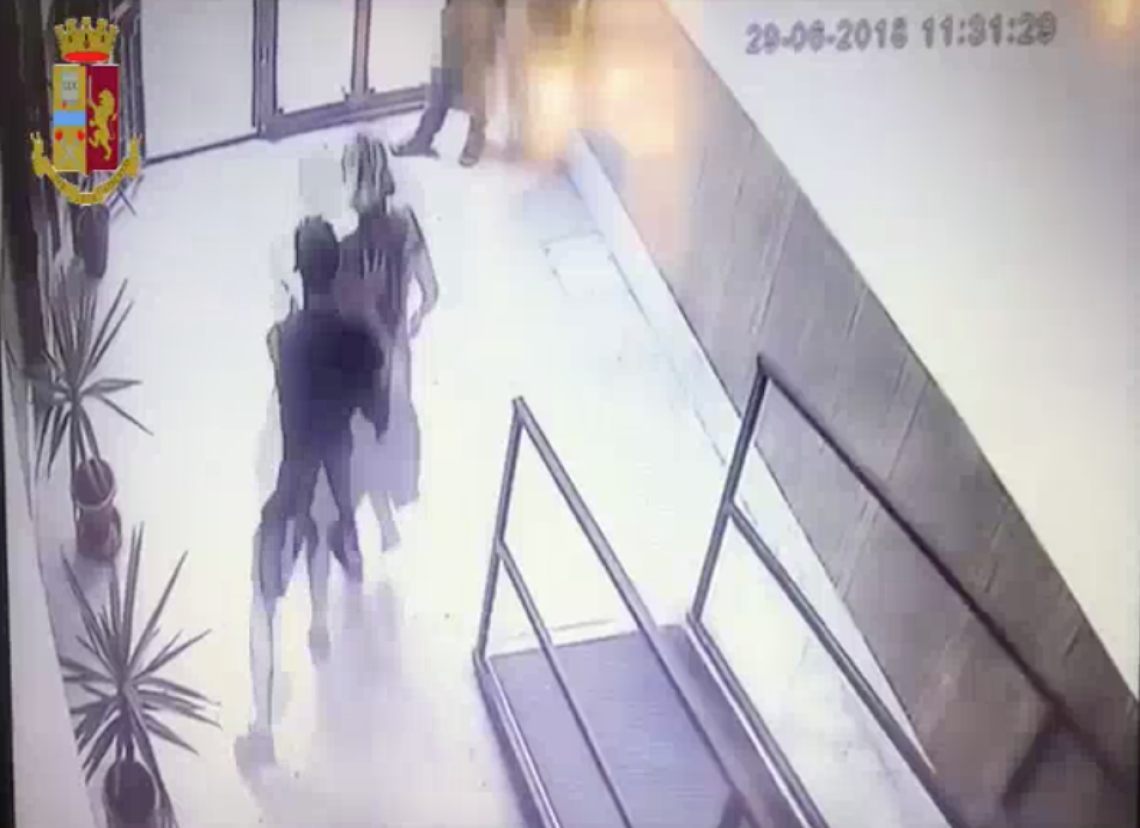 Vittima scaraventata nella vetrata, preso rapinatore di turisti VIDEO