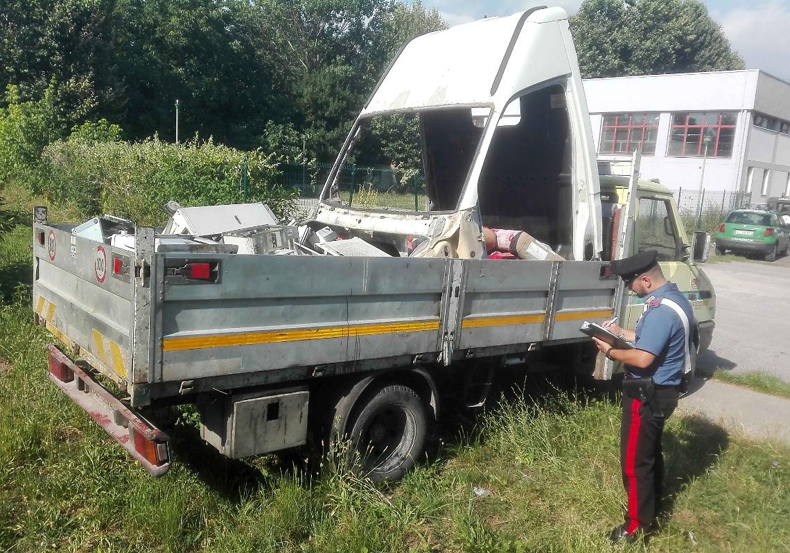 Trasporto illecito di rifiuti, sequestrato autocarro: autista nei guai