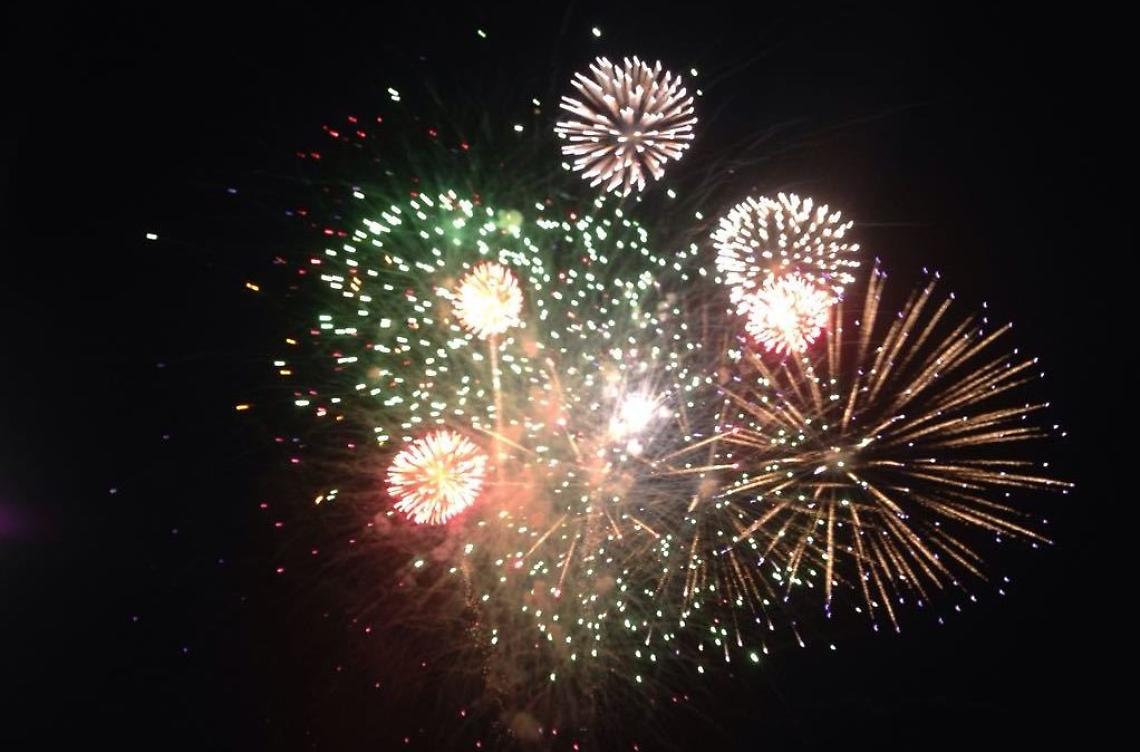 Bloccano la Statale per sparare fuochi d'artificio