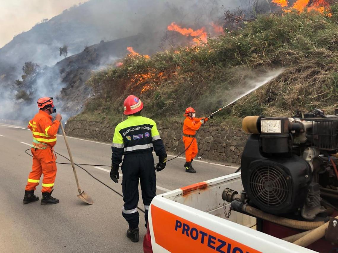 Incendi in Campania, interventi della Protezione civile: spenti 12 roghi 