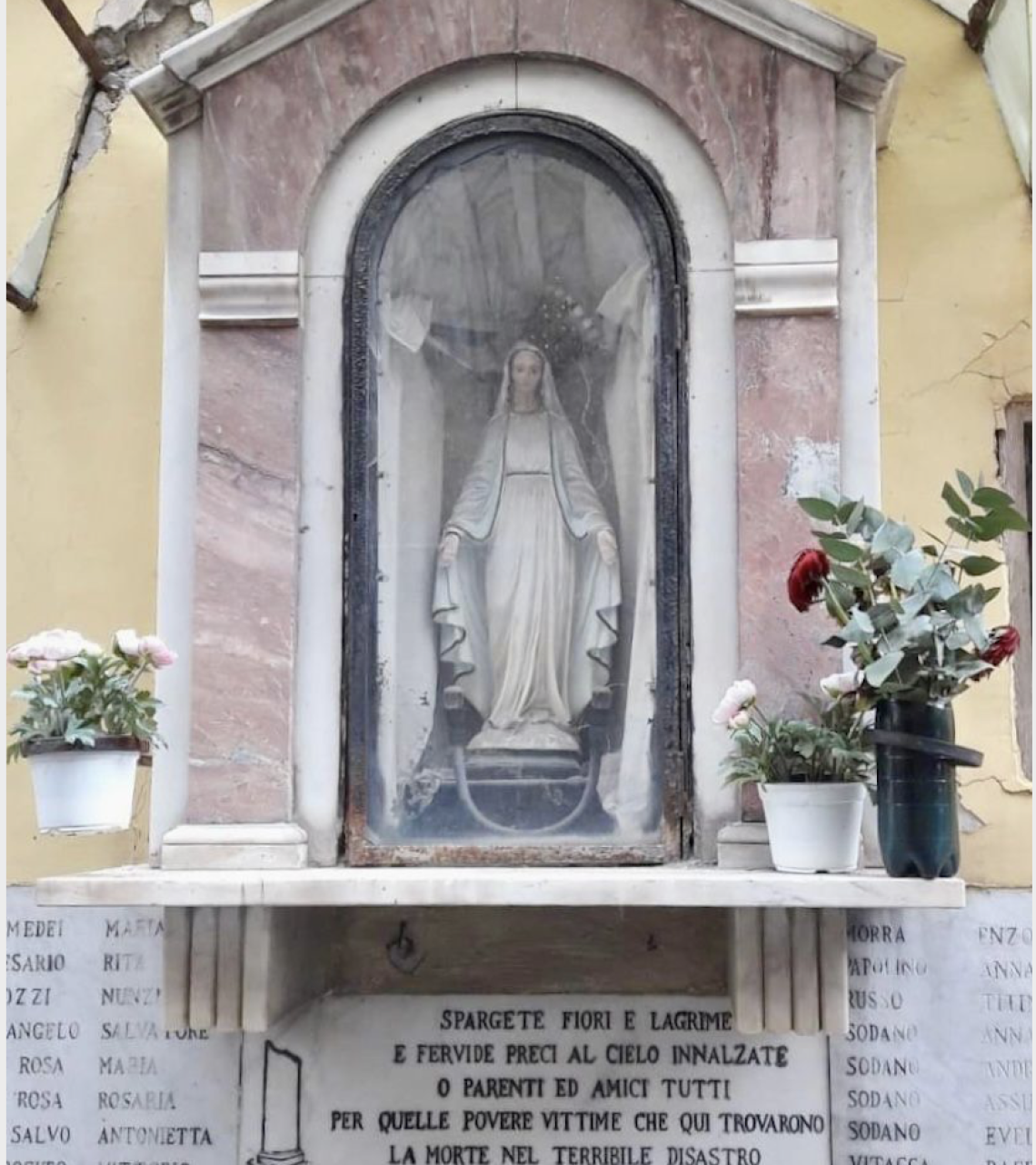 Madonnina rubata a Posillipo, cittadino ne compra una e la rimette nella teca