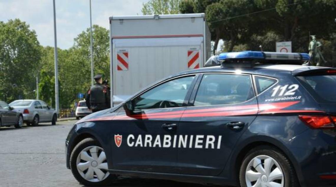 Si finge funzionario di ambasciata per derubare anziano: arrestato