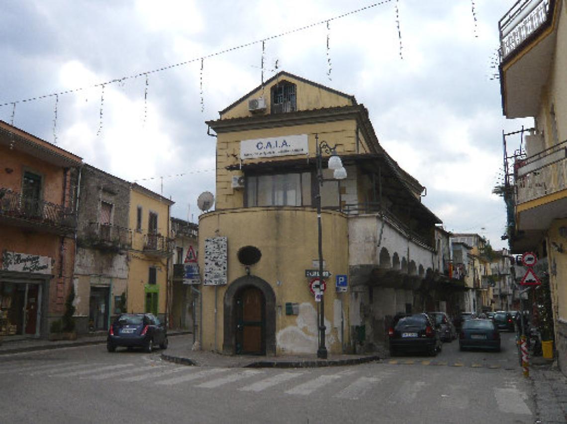 Sant'Antonio Abate, aggredisce cameriere e carabinieri al banchetto di nozze