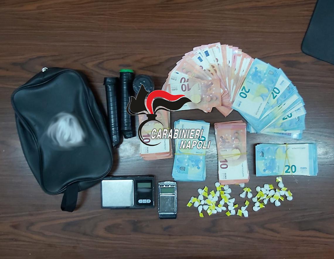 Tenta di gettare il borsello con la droga sotto l’auto, arrestato incensurato