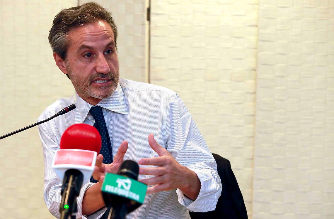 Caldoro: «Commissione sui Covid center di De Luca»