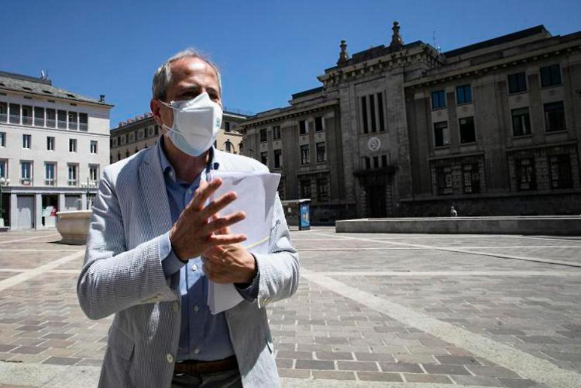 Variante Delta, Crisanti: «Nessun vaccino copre al 100%»