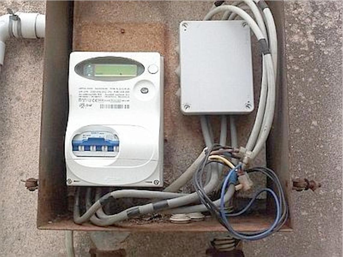 Castellammare, rubano energia elettrica: presi marito e moglie