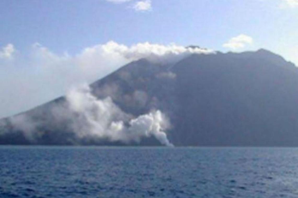 Stromboli, dopo la nuova eruzione pioggia di cenere sull'isola