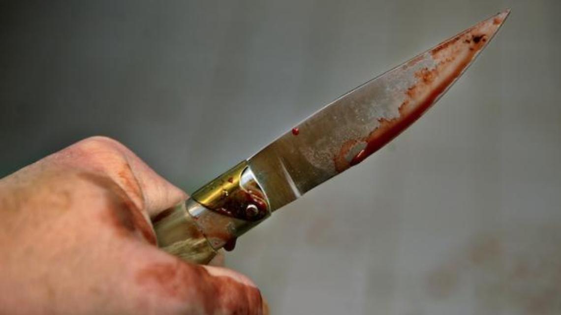 Accoltellato all'uscita di scuola, è grave: arrestato l'aggressore