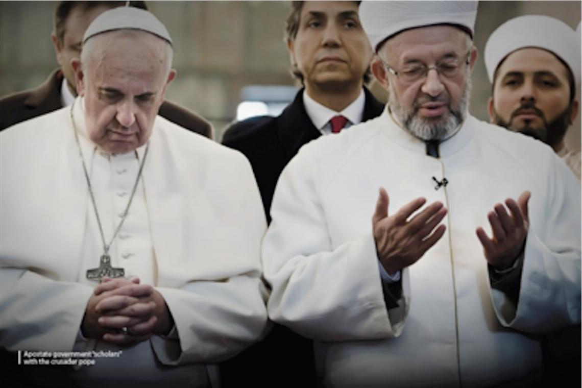 Ora l'Isis mette la foto del "Papa crociato" sulla sua rivista