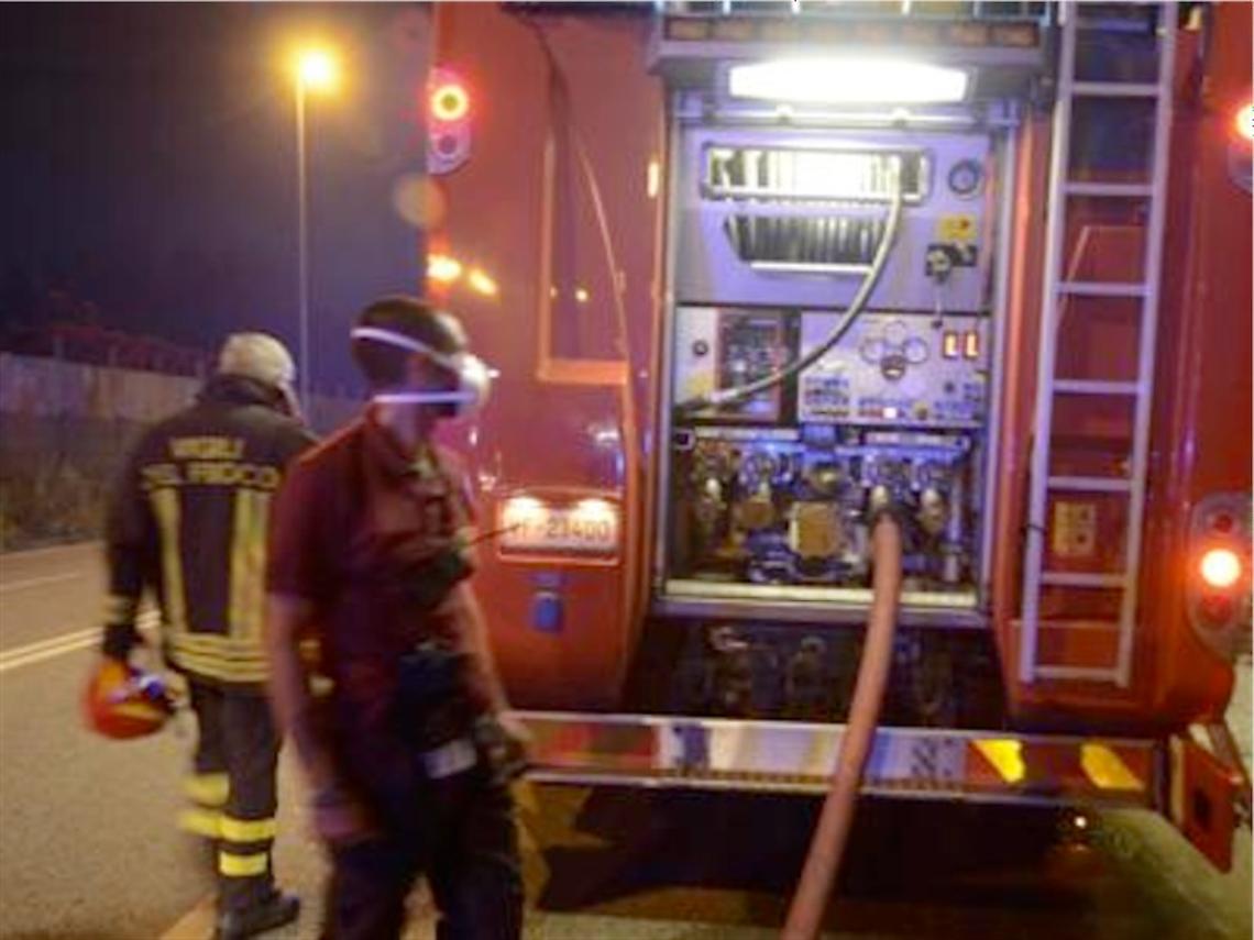 Incendio in un appartamento, morta un'anziana: grave il marito