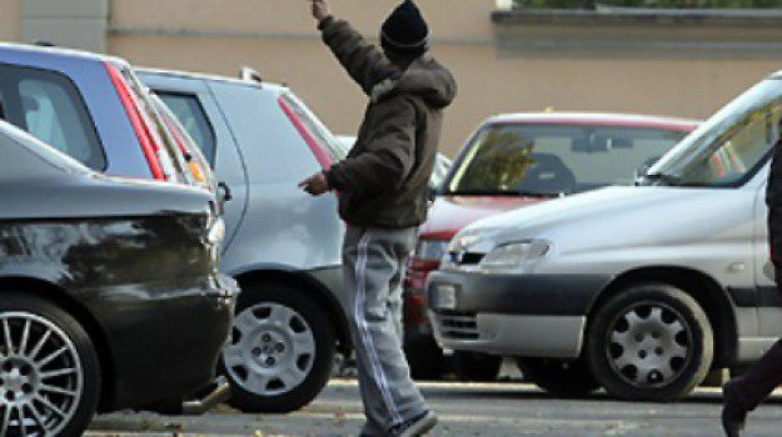 Guardamacchine con reddito di cittadinanza, revocato il beneficio