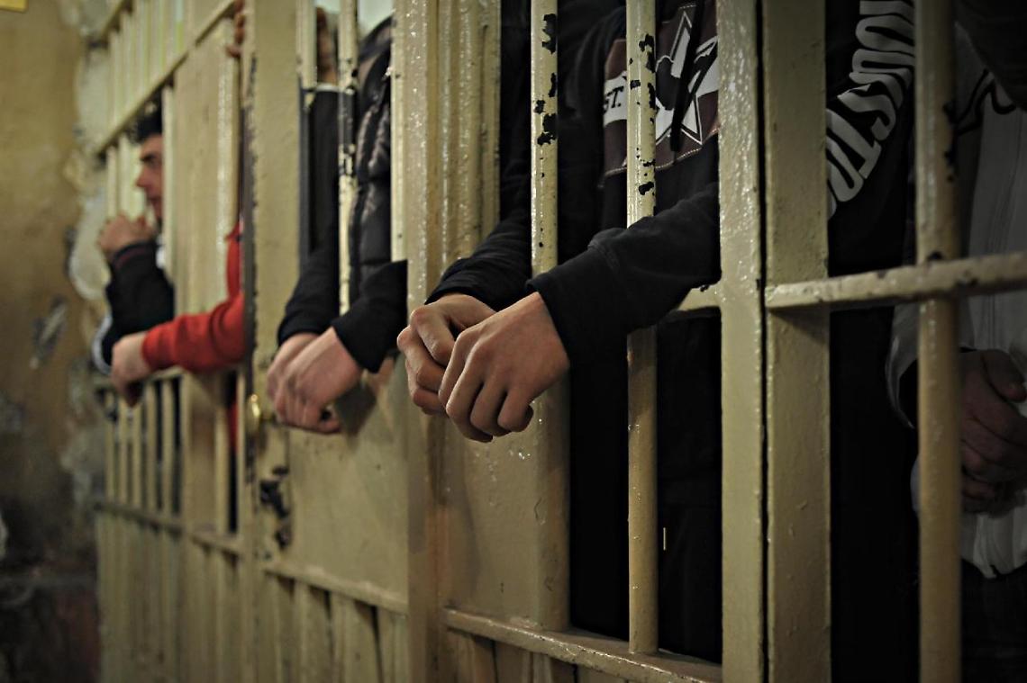 Avellino, pallone con 15 cellulari lanciato nel carcere
