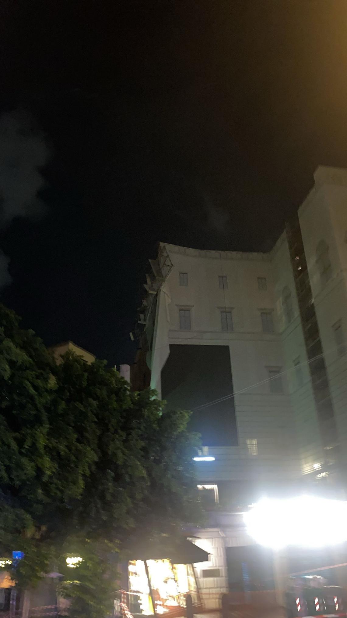 Paura in via Chiaia, crolla impalcatura del Palazzo Cellamare