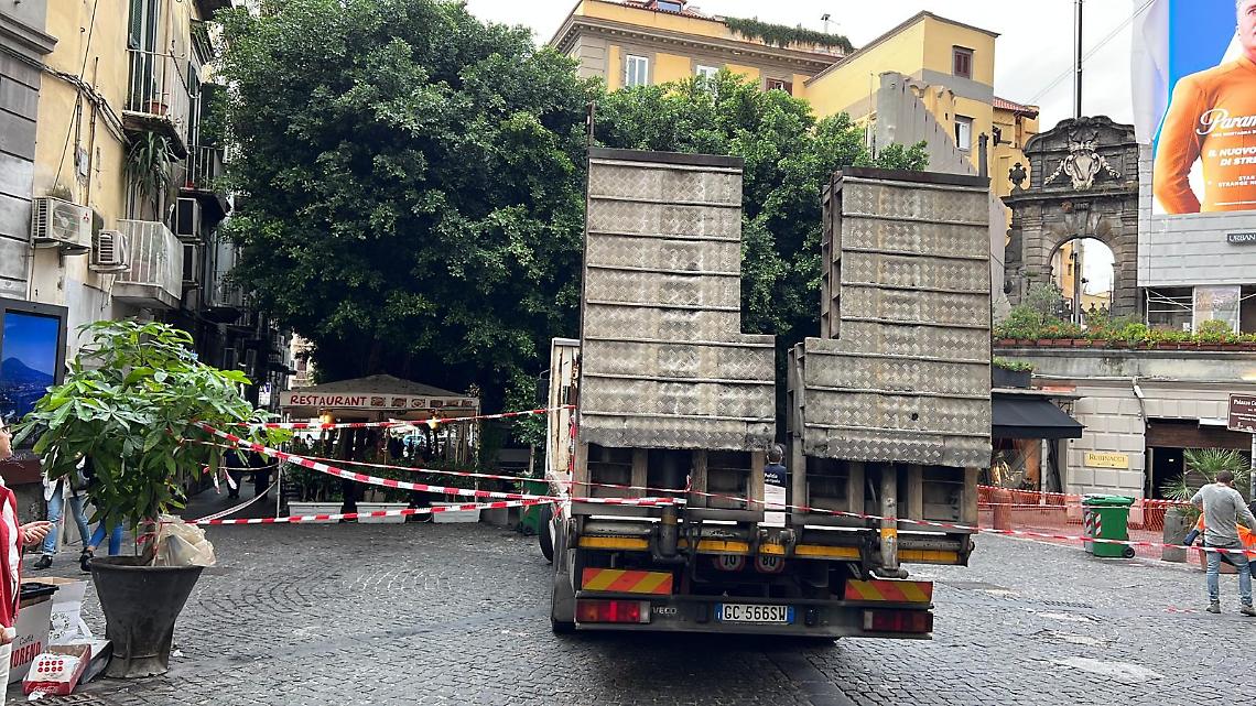 Impalcatura crollata a Palazzo Cellammare, lavori in corso