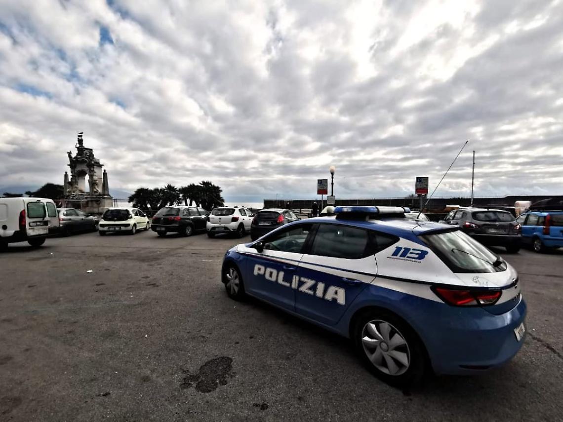 Ruba denaro alla madre e aggredisce i poliziotti, arrestato