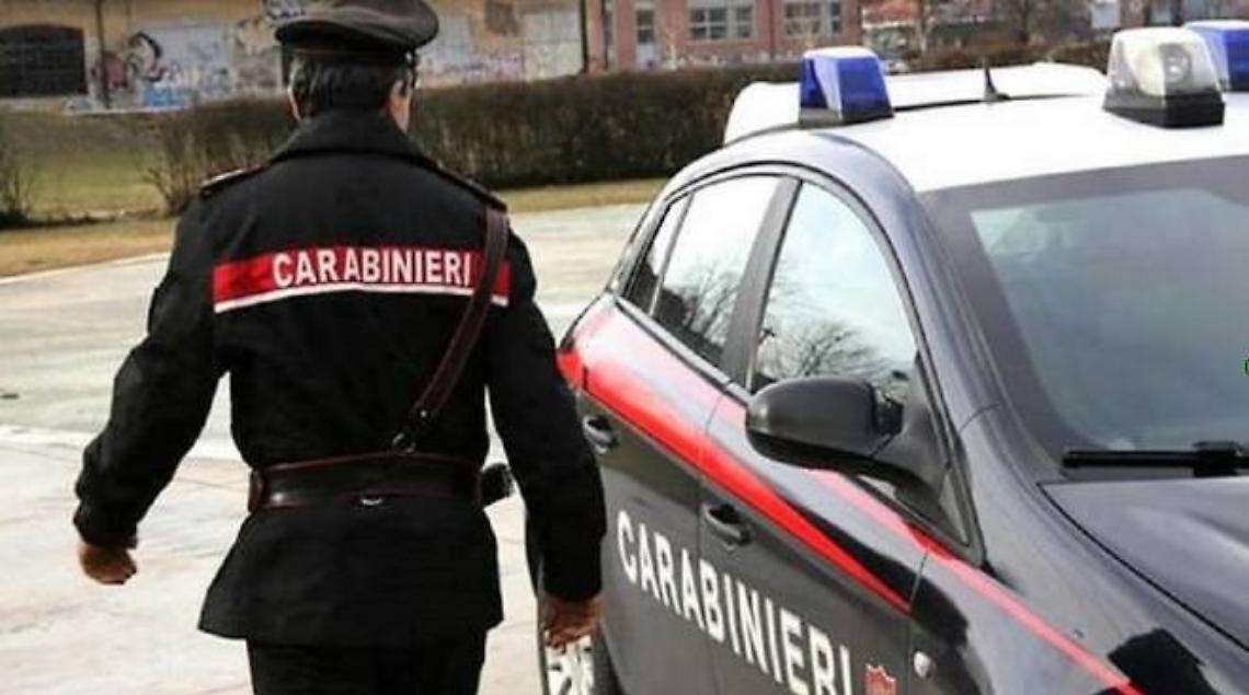 Strappa a morsi l'orecchio al proprietario di casa