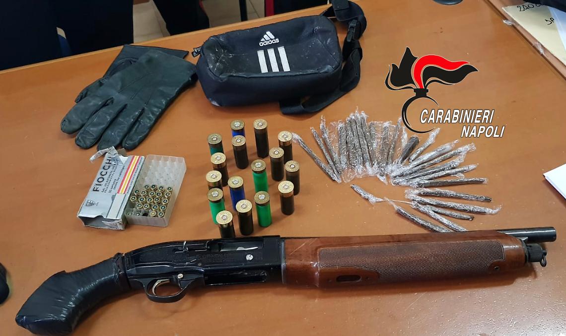 Fucile modificato, proiettili e droga in un sottoscala a Ponticelli